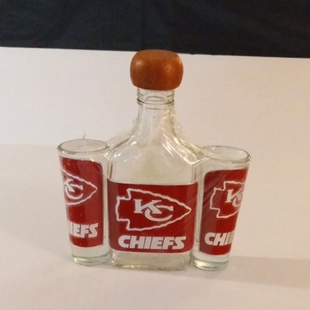 Kansas City Chiefs Glass Decanter Set 2 Double Shot Glasses - Picture 4 of 4